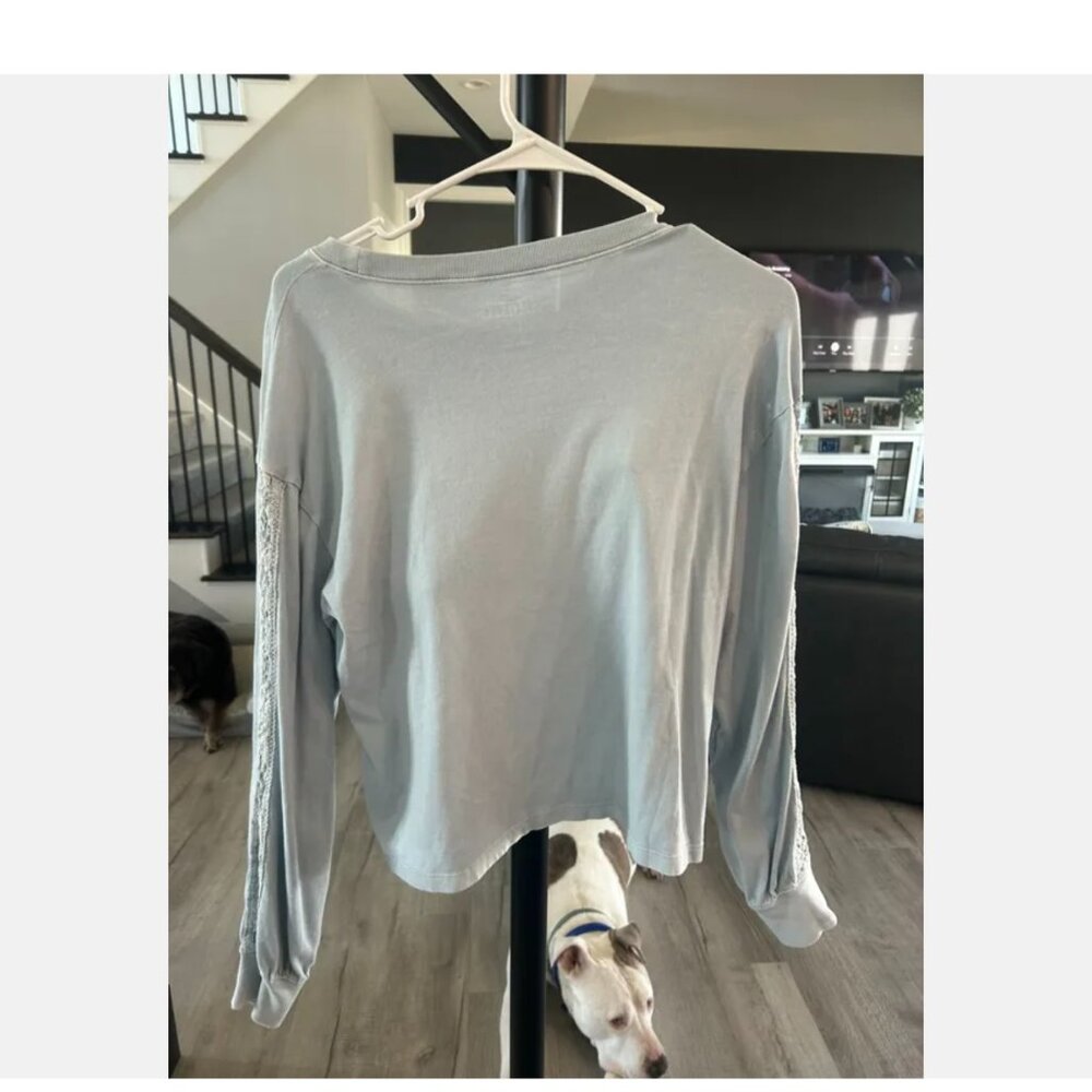 Hollister Sz XS Light Blue Long Sleeve Tee w Crochet Lace Sleeve Details - Picture 2 of 4